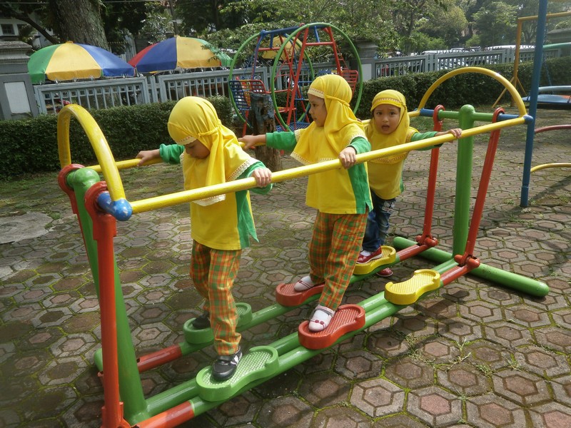 Bermain Ayunan & Keseimbangan Outdoor