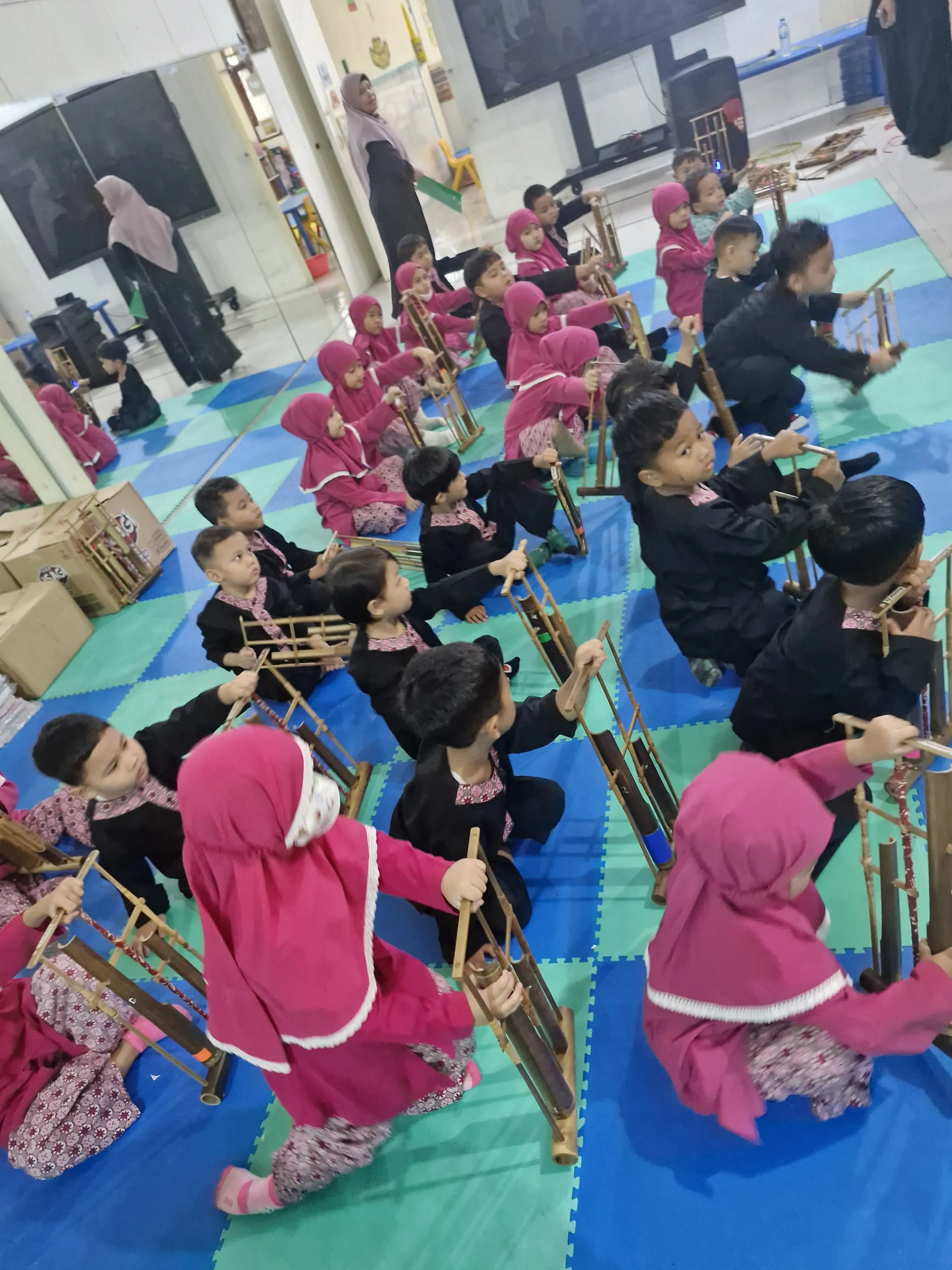 Ekstrakurikuler Seni Musik Angklung Sunda