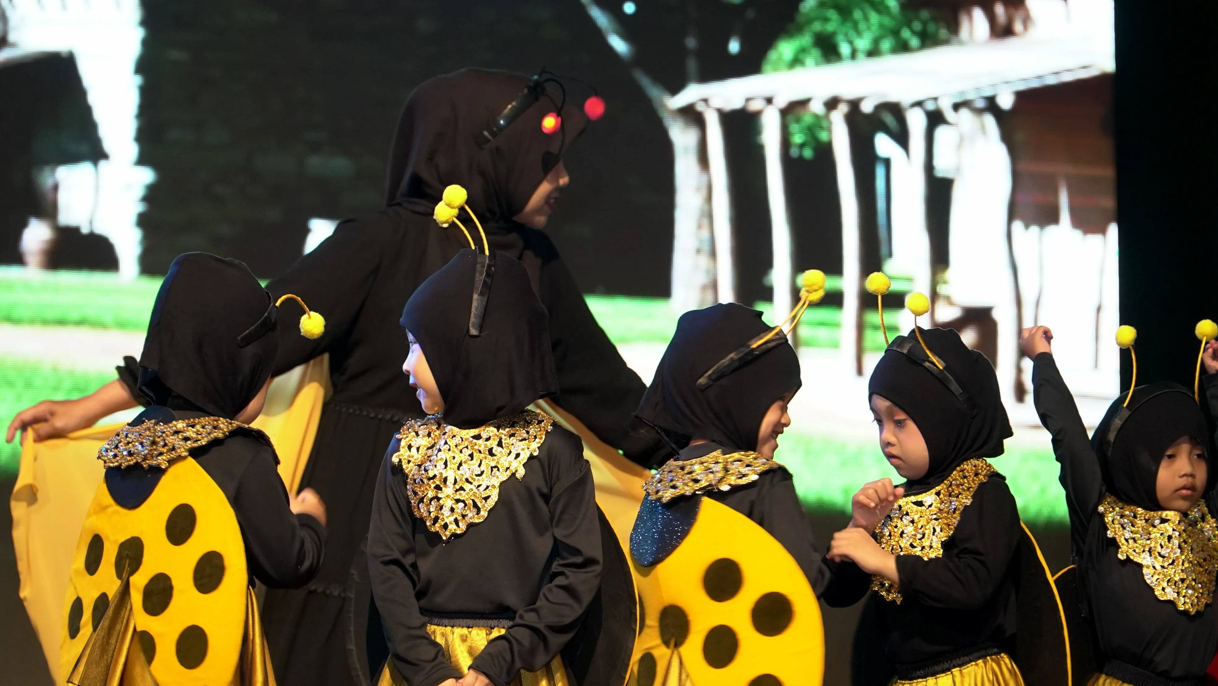Tari Lebah Imut Penuh Percaya Diri
