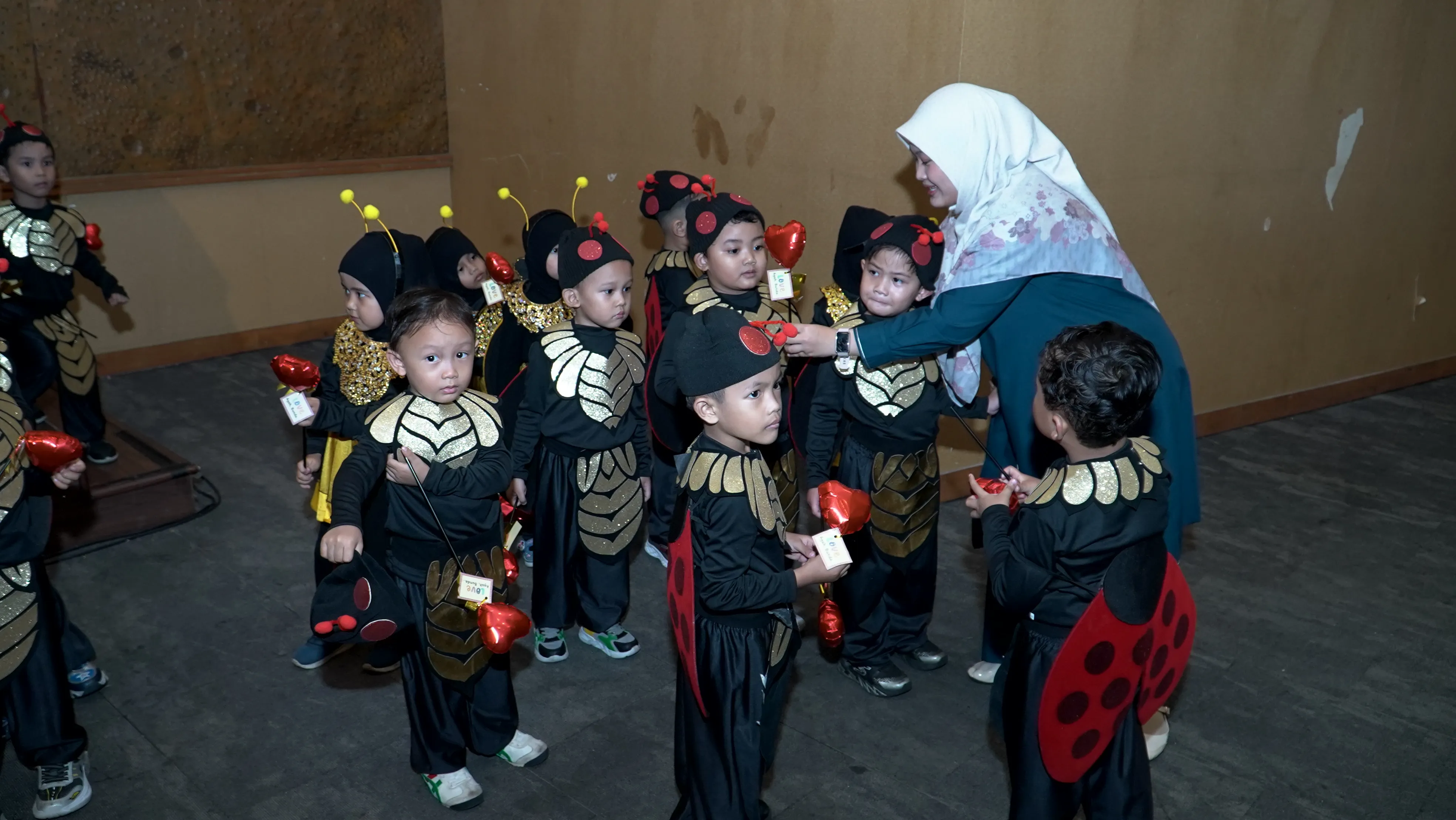 Kesiapan di Balik Panggung Pentas Seni