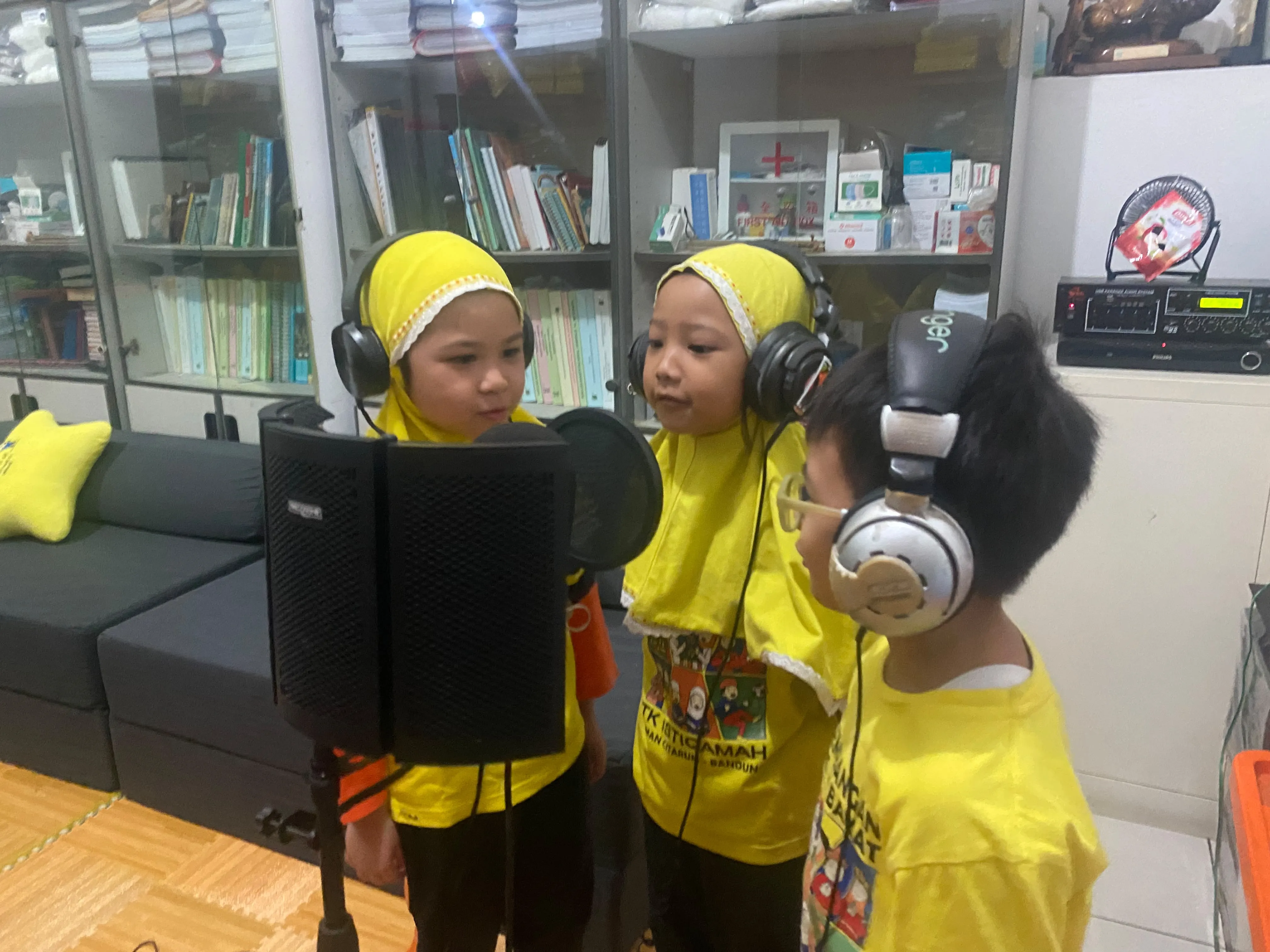 Eksplorasi Suara di Studio Podcast Sekolah