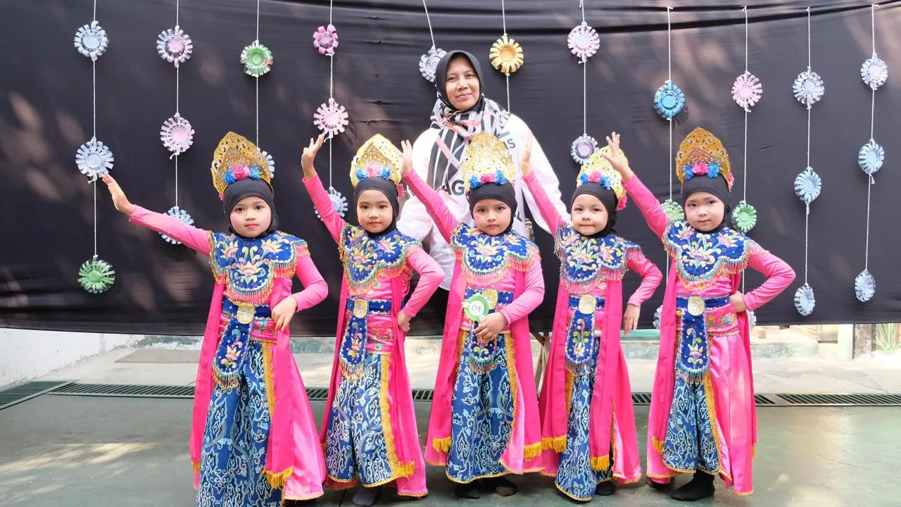 Tari Tradisional Merak Berbusana Batik
