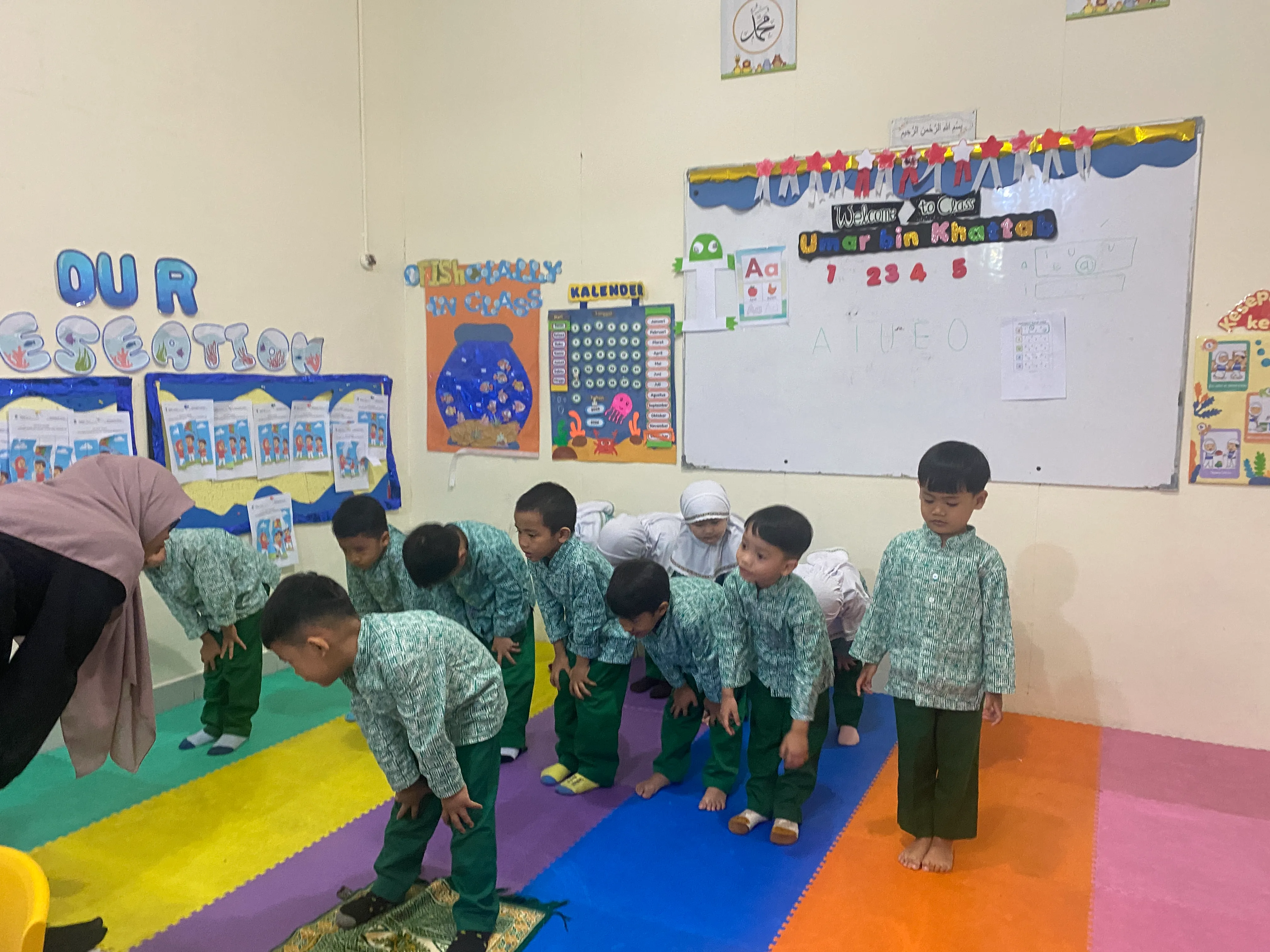 Praktik Gerakan Shalat Berjamaah di Kelas Ceria