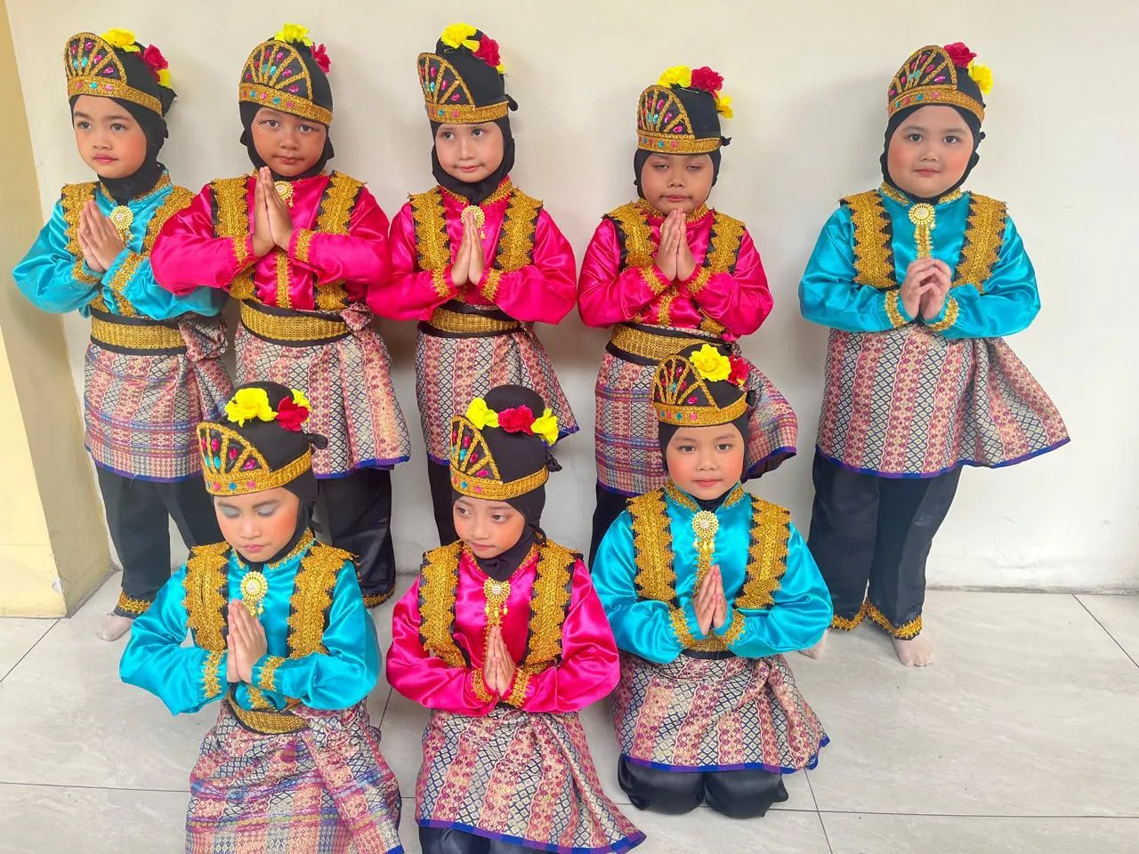 Tari Saman Cilik Penuh Kekompakan